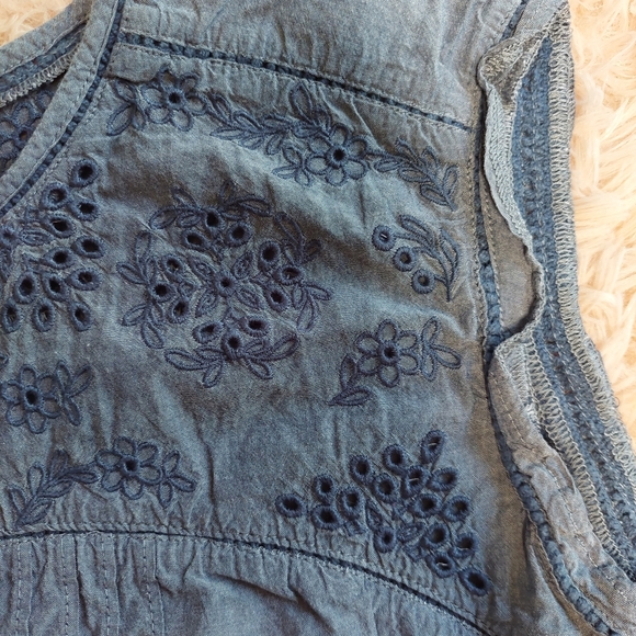 Abercrombie & Fitch Blue Sleevesless Embroidered Top - Size XS - Picture 3 of 10